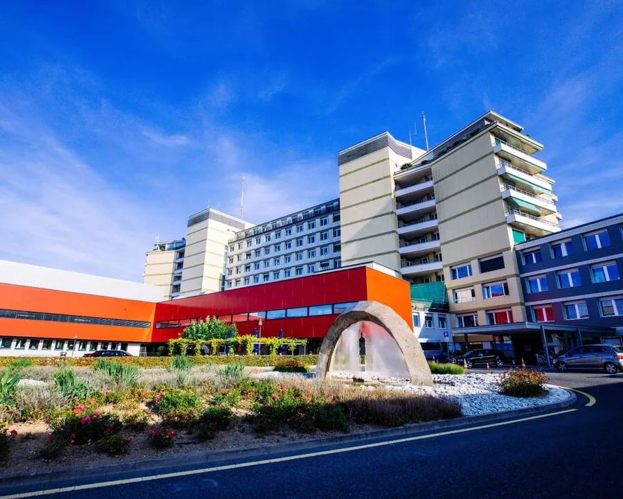 Bâtiment de l'HFR — hôpital fribourgeois sous ciel bleu